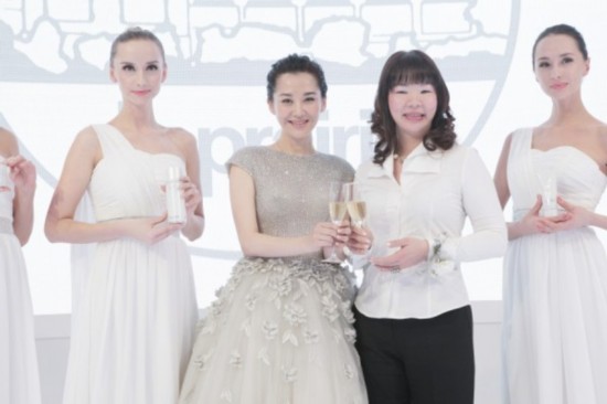 开云电竞中国_刘德华带老婆包场产检 朱丽倩挺8月大肚仍苗条