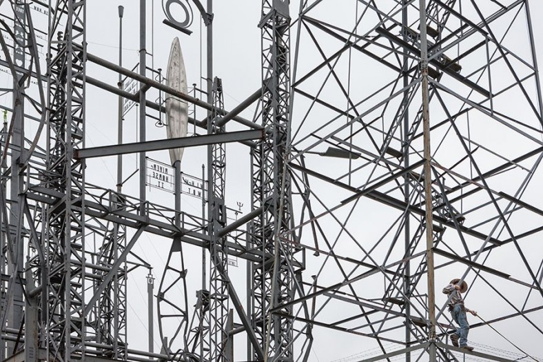 蔡卓妍睡“靓模人肉垫” 触碰敏感部位尴尬道歉：开云电竞官方网